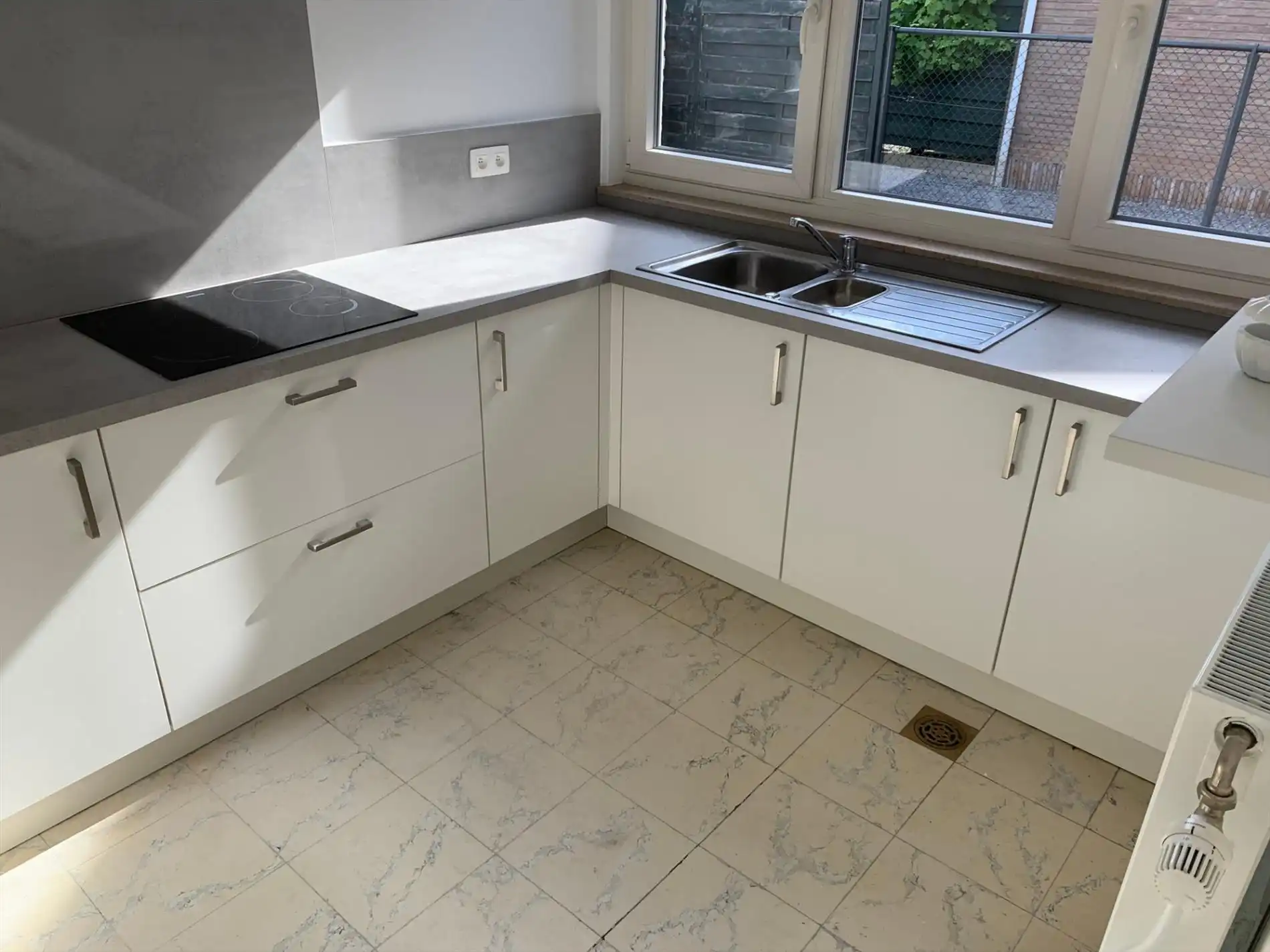 GEZINSWONING met 3 slaapkamers, garage en tuin te huur in LANAKEN !  foto 2