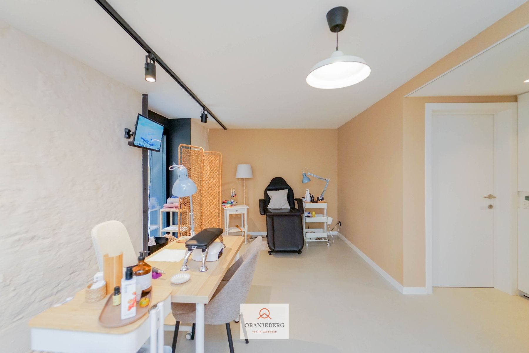 Hoekwinkel te huur vlakbij Vrijdagmarkt foto 21