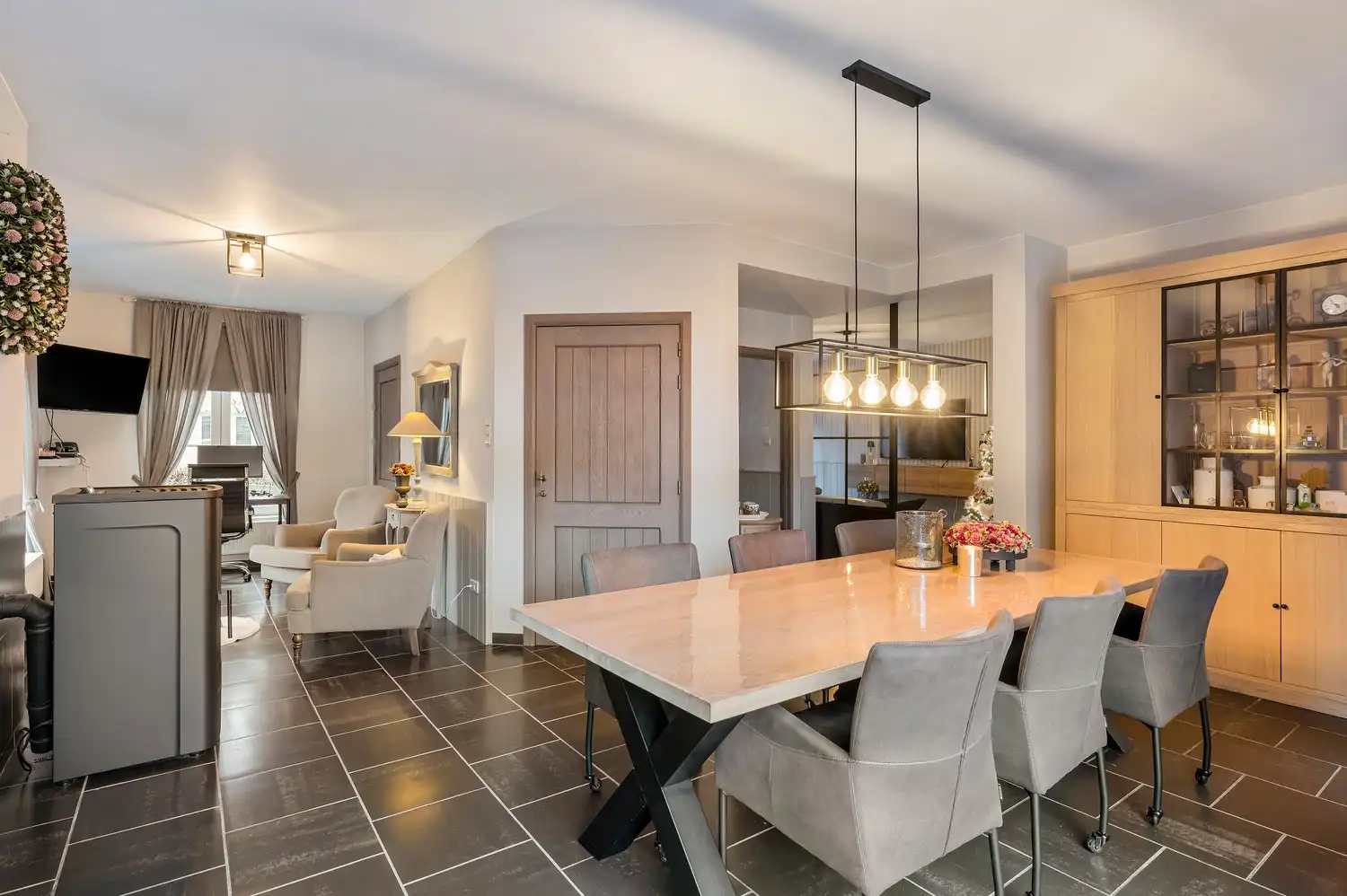 Ruime, instapklare pastorijwoning met bijgebouw op 1 180 m². foto 8