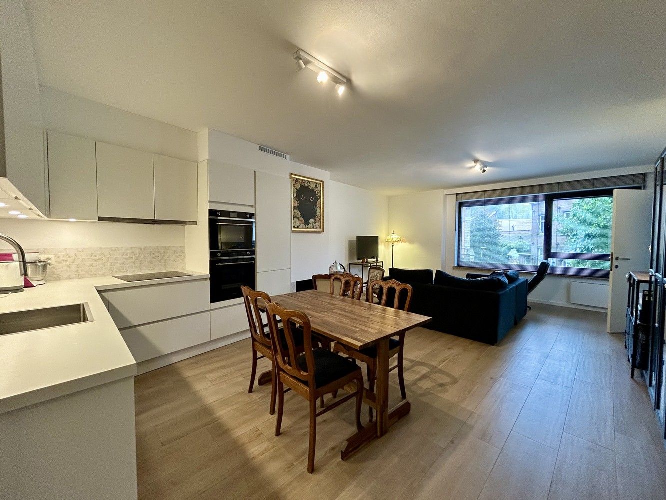 Instapklaar en modern afgewerkt 3-slaapkamerappartement met terras in hartje Leuven foto 2