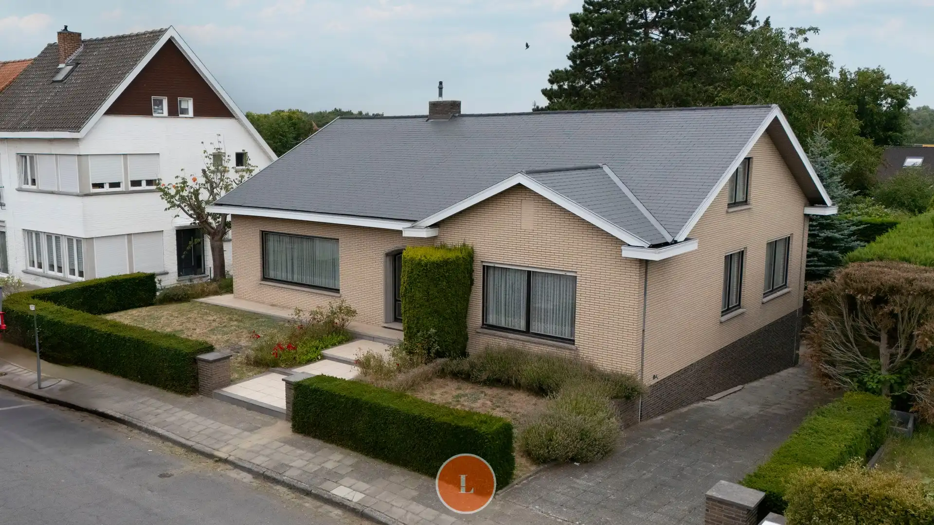 Alleenstaande statige bungalow met tuin en garage foto {{pictureIndex}}