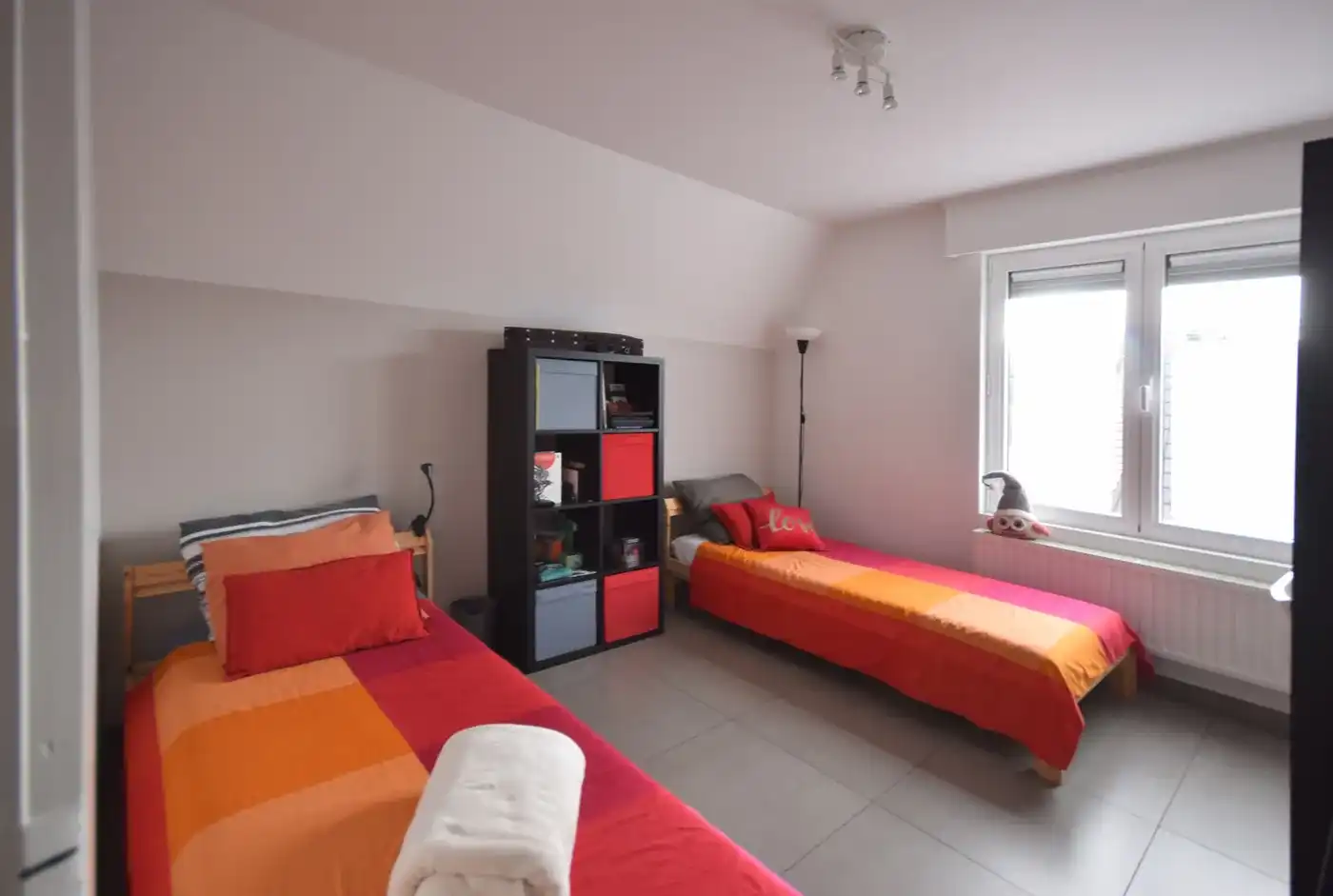 TWEE SLAAPKAMER APPARTEMENT MET GARAGE EN AUTOSTAANPLAATS CENTRUM RUMBEKE foto 6