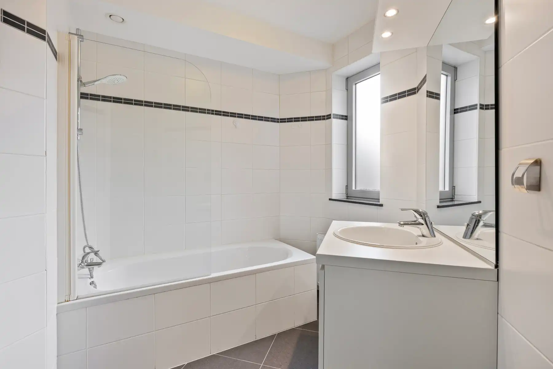 Instapklaar appartement met 2 kamers, staanplaats en terras foto 13