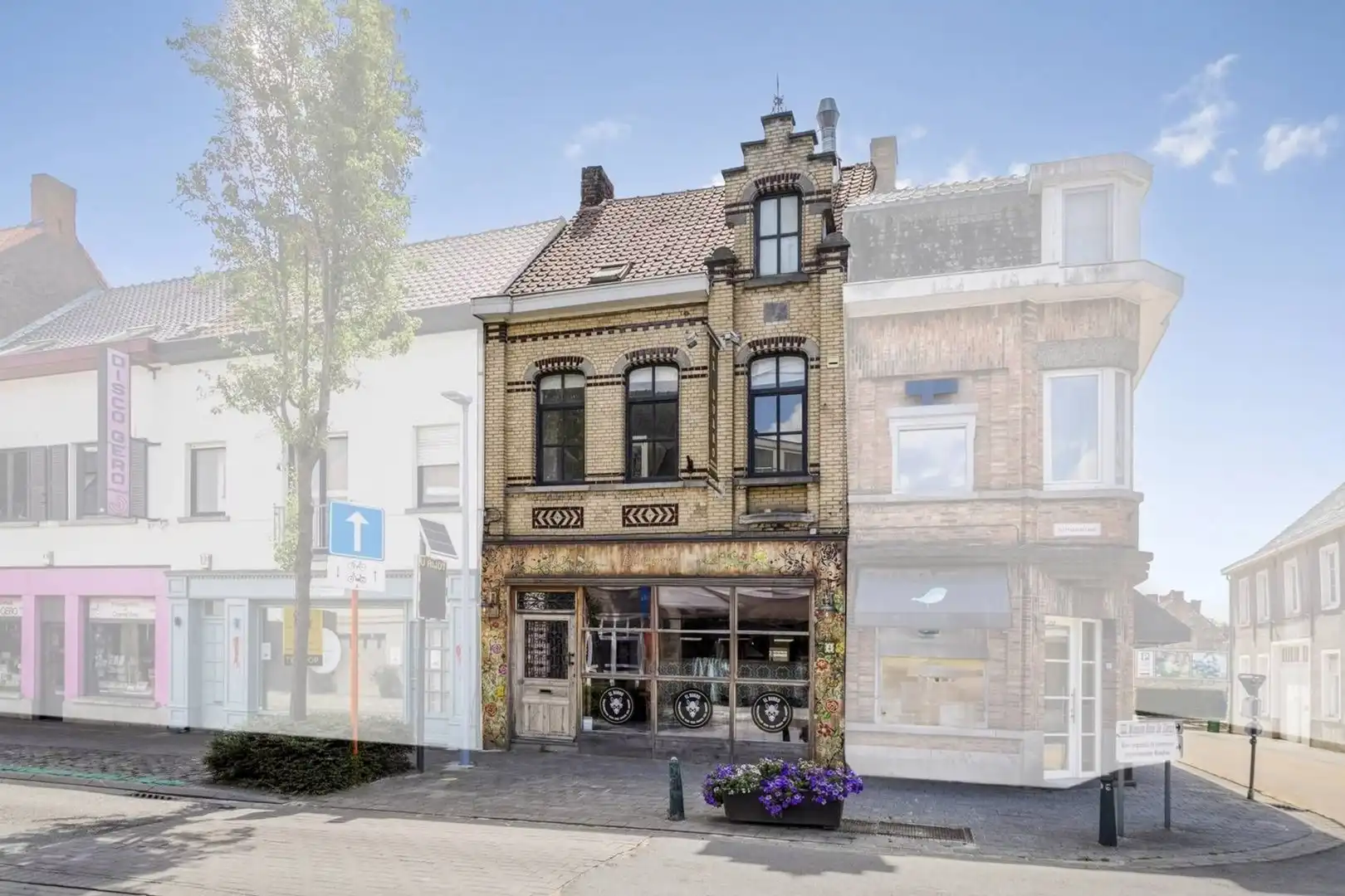 Hoofdfoto van de publicatie: Instapklare handelszaak met appartement en gezellige binnenkoer