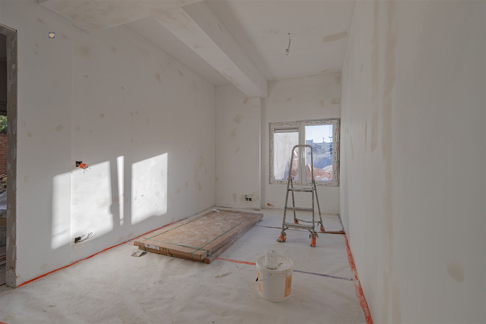 Modern gelijkvloersappartement met terras en tuin foto 11