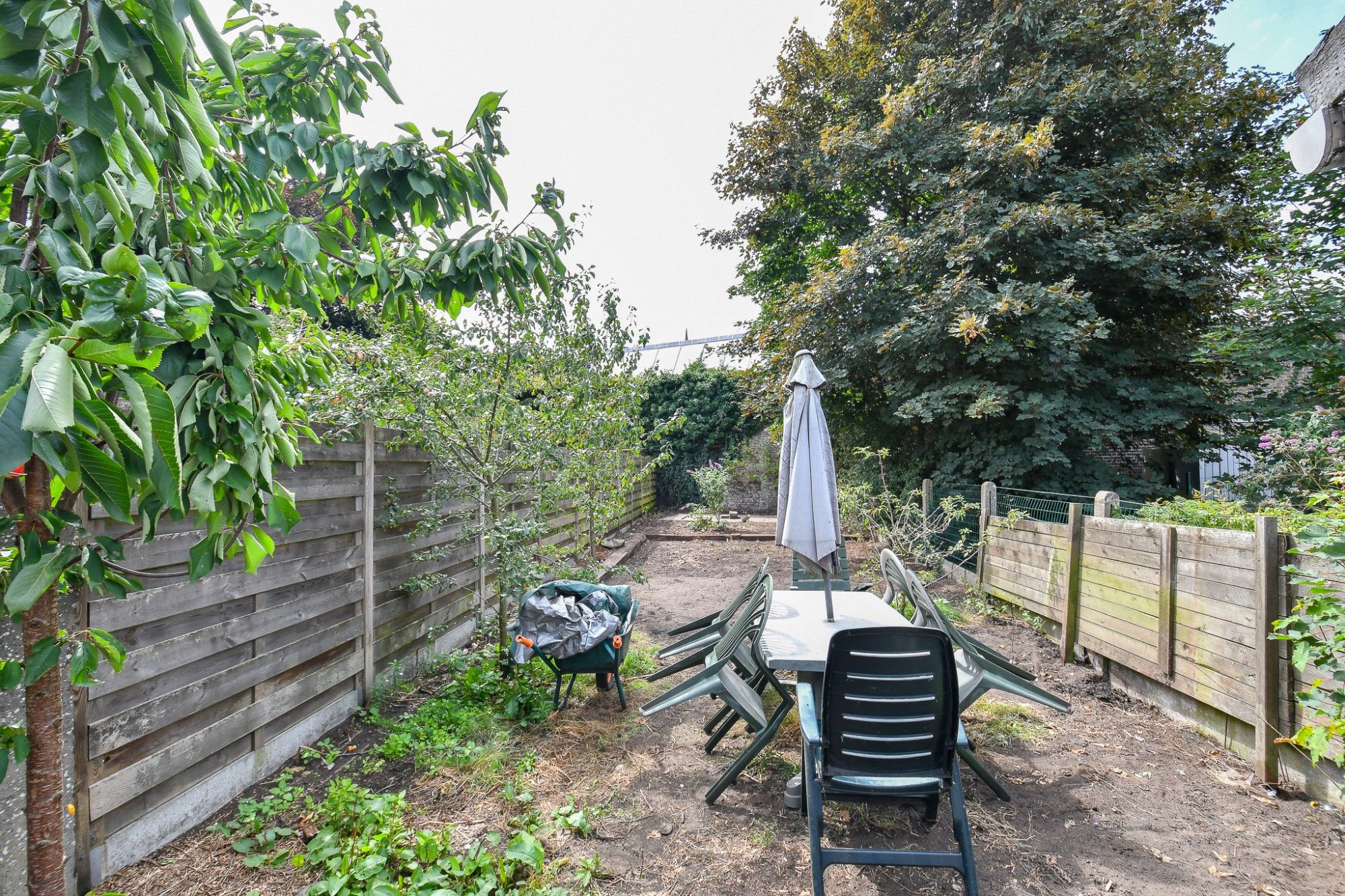 Gezinswoning met 3 slaapkamers, diepe tuin en enorm veel potentieel. foto 14