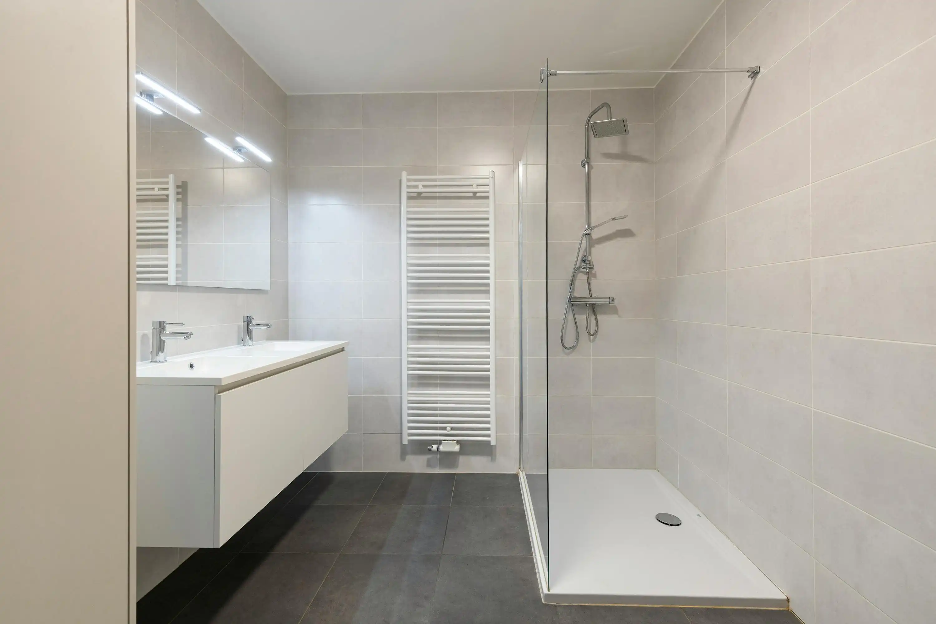 Appartement met 2 slaapkamers en staanplaats te Veurne. foto 6