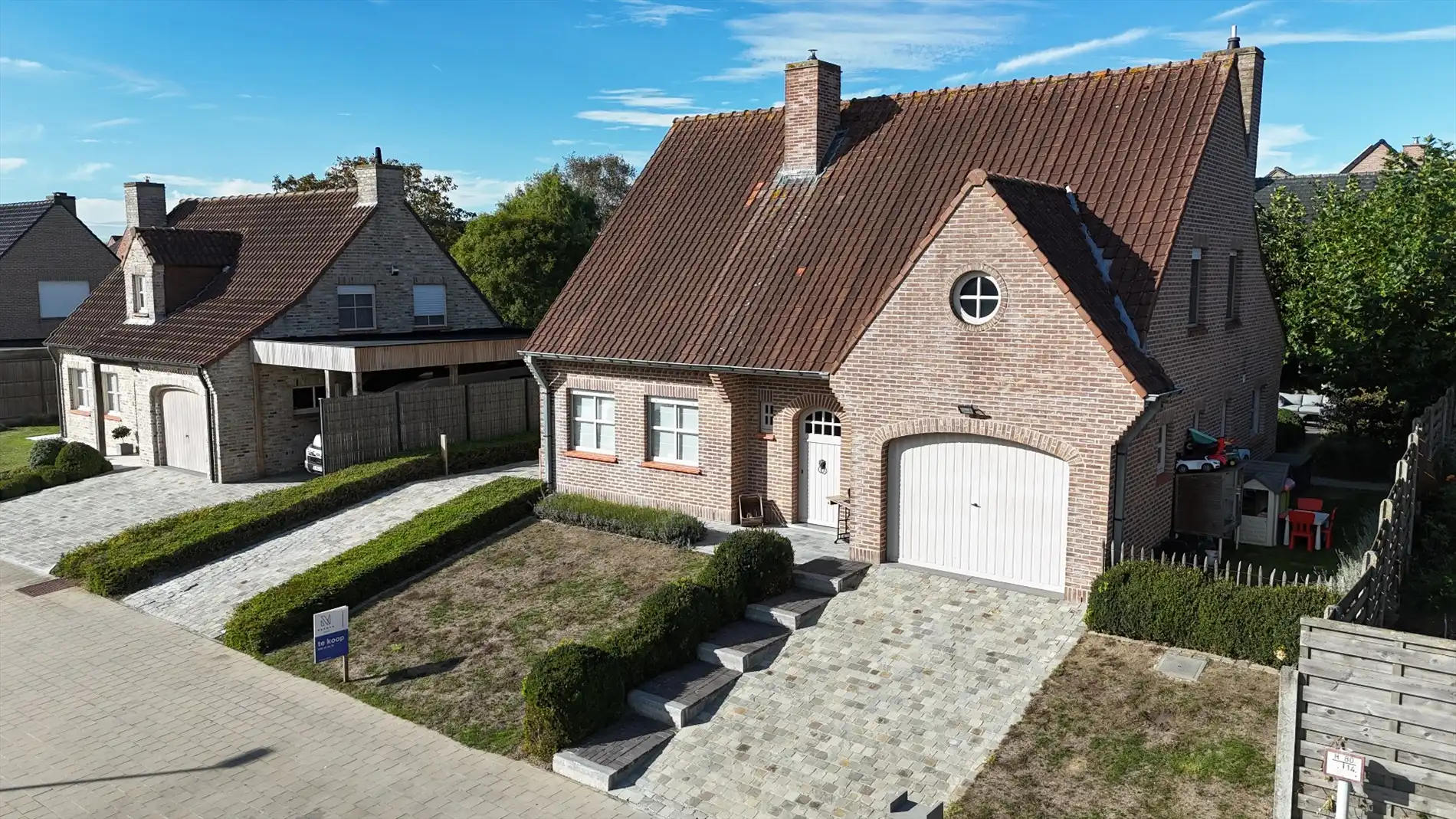 Hedendaagse villa met 4 slks, inpandige garage en mooie aangelegde tuin. foto 3