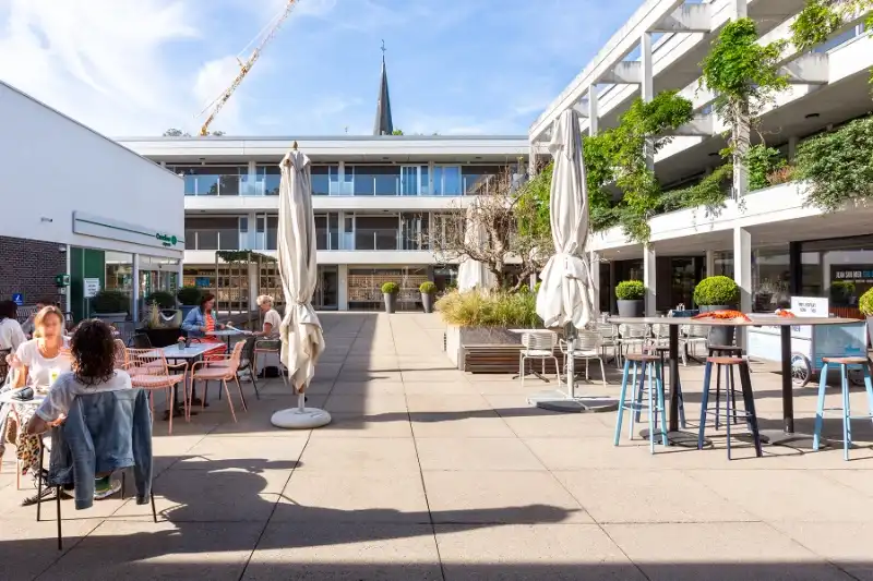 Prachtig handelspand met 2 grote etalages, gratis parking! Toplocatie Patio Donk! foto 3