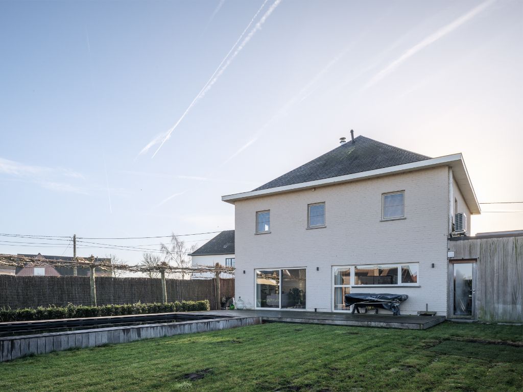 Vrijstaande villa met o.m. 3 slaapkamers, een inpandige garage en een buitenzwembad in het Landelijke Dikkelvenne foto 13