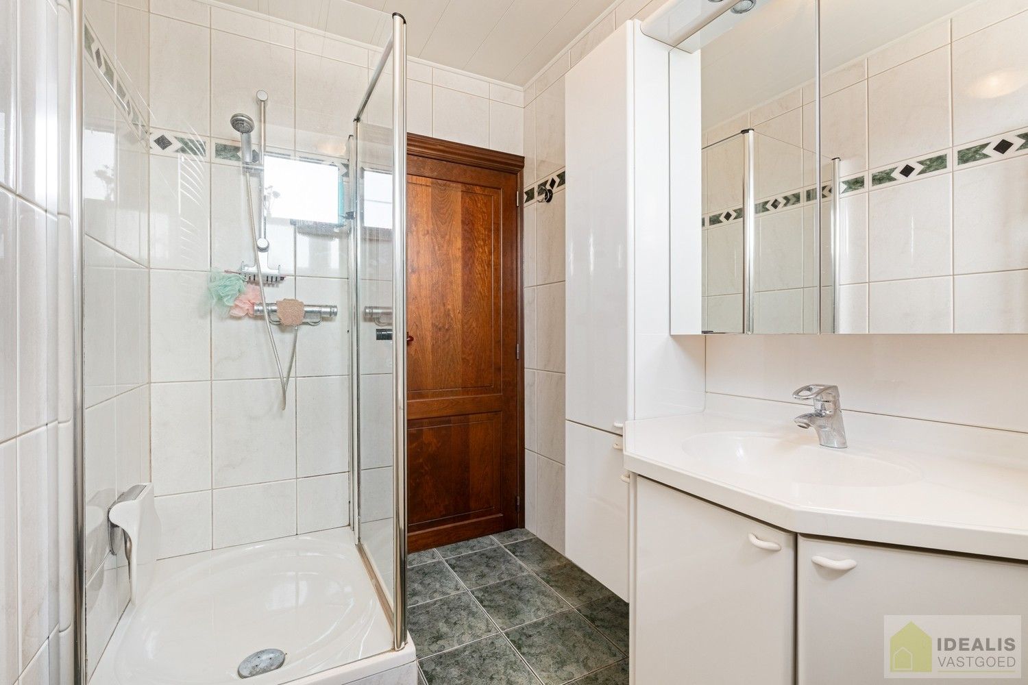 IDEALIS VASTGOED – ZEER RUIM HOEKAPPARTEMENT (110M²) MET LICHTRIJKE LEEFRUIMTE, VOLLEDIG UITGERUSTE KEUKEN, MAAR LIEFST 3 SLAAPKAMERS, BERGING, LIFT EN GARAGEBOX OP EEN UITERST GUNSTIGE LOCATIE MIDDEN IN HET CENTRUM VAN PELT. ZEER GESCHIKT VOOR KANDIDATEN OP ZOEK NAAR EEN INSTAPKLAAR APPARTEMENT! foto 19