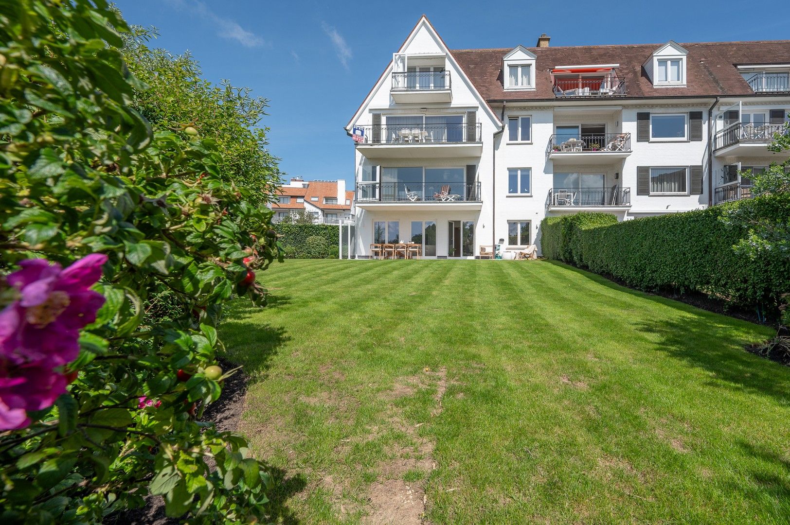 Magnifiek tuinappartement met zonnige tuin in een villa residentie in het Zoute, nabij de Wandeldijk. foto {{pictureIndex}}