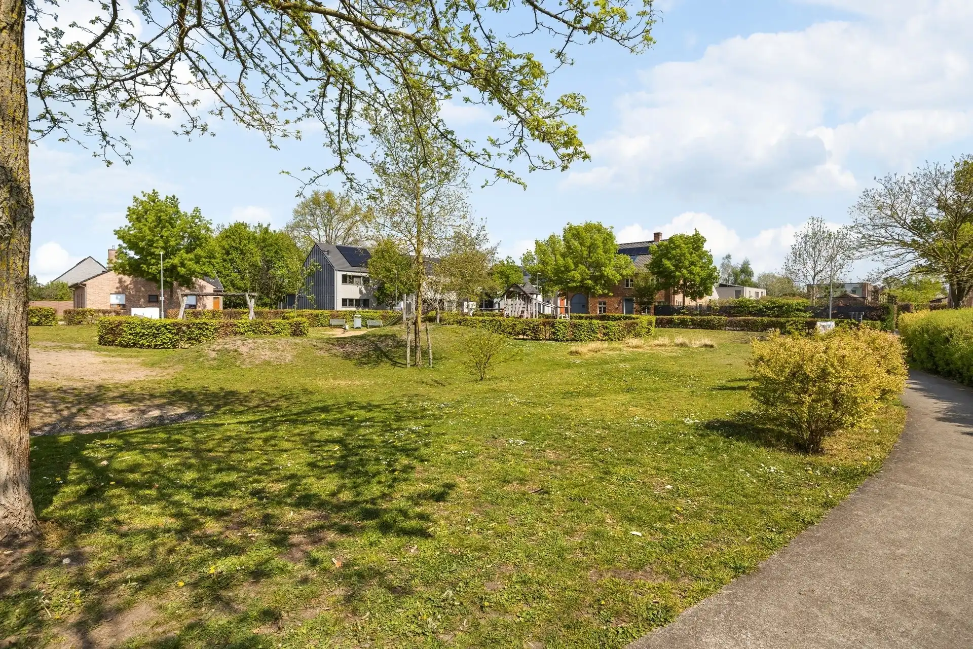 Ruime gezinswoning met 3 slaapkamers en 2 badkamers op een absolute toplocatie foto 24