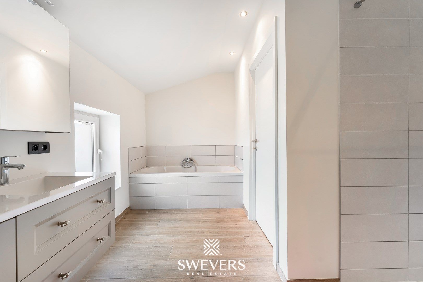 Gerenoveerde rijwoning met 4 slpk & tuin te Sint-Truiden foto 12