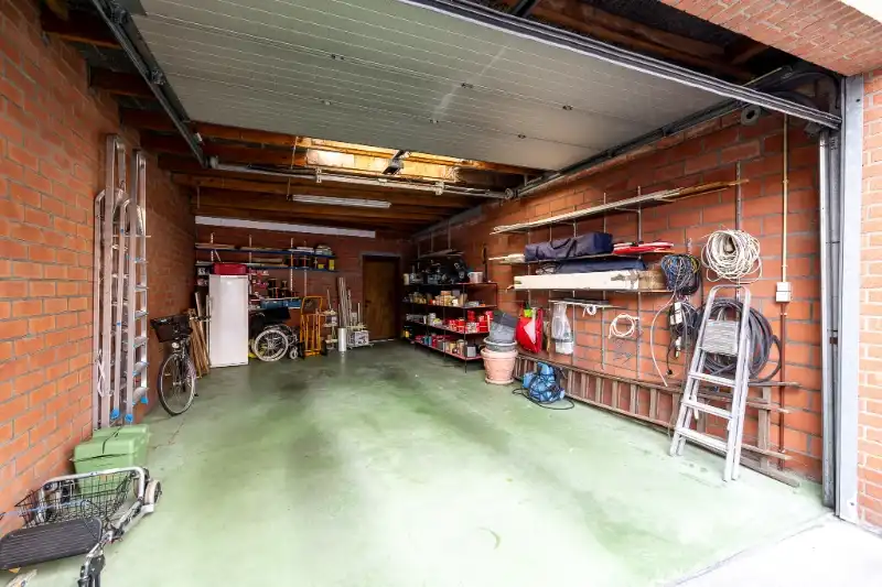 Woning met brede oprit en dubbele garage foto 34