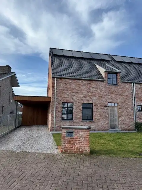 Half-open nieuwbouwwoning met terras, carport en 3 slaapkamers in Staden foto {{pictureIndex}}