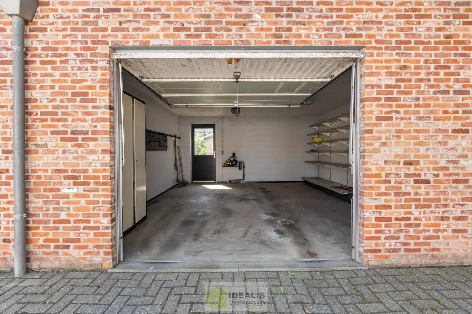 IDEALIS VASTGOED - PRACHTIG  EN LUXUEUS GELIJKVLOERS APPARTEMENT VAN MAAR LIEFST +-122M² IN EEN KLEINSCHALIGE RESIDENTIE MET 2 SLAAPKAMERS, AANGENAME LEEFRUIMTE MET AANSLUITEND KEUKEN MET KEUKENEILAND, BADKAMER VOORZIEN VAN BAD EN DOUCHE, ZEER RUIME GARAGE (+-28M²) EN TERRAS MET AANGELEGDE TUIN . Zeer geschikt voor kandidaten op zoek naar betaalbare woonruimte in zeer goede staat vlak bij de stadskern van Bree! foto 25