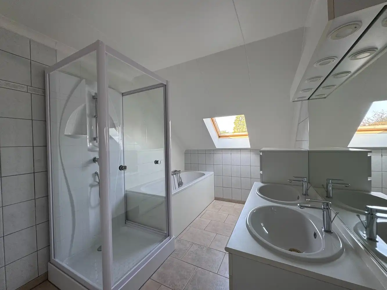 Zeer ruime huurwoning met o.a. 3 slpks en garage foto 17