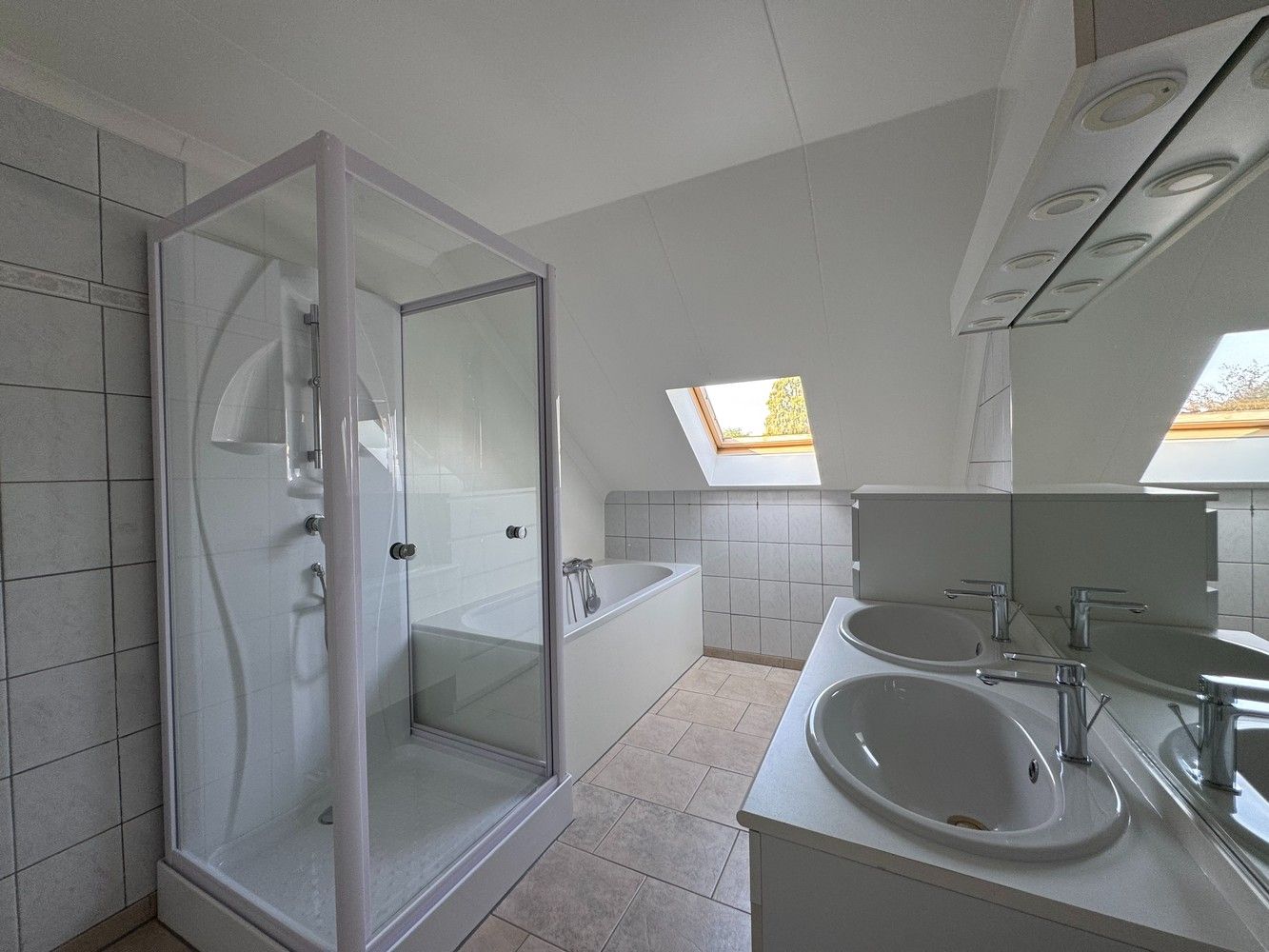 Zeer ruime huurwoning met o.a. 3 slpks en garage foto 17