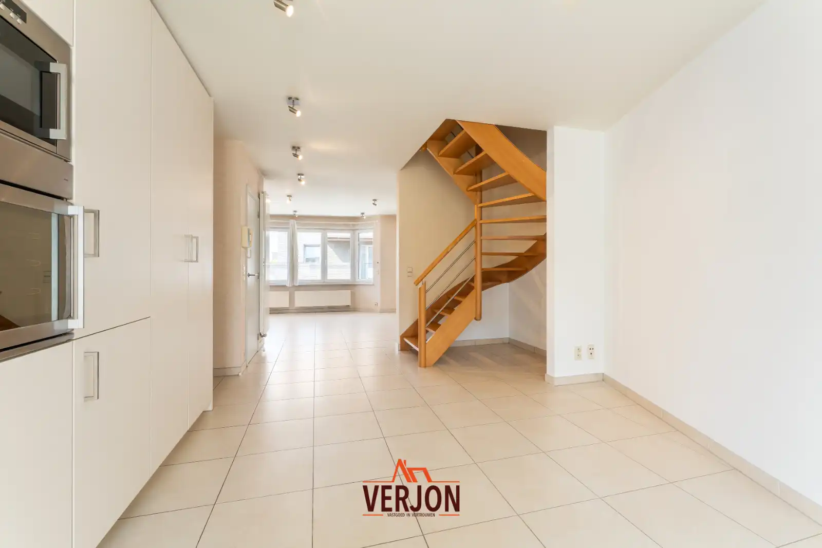 Ruim duplexappartement met 3 slaapkamers, garage en zonnig terras in het centrum van Lichtervelde! foto 7