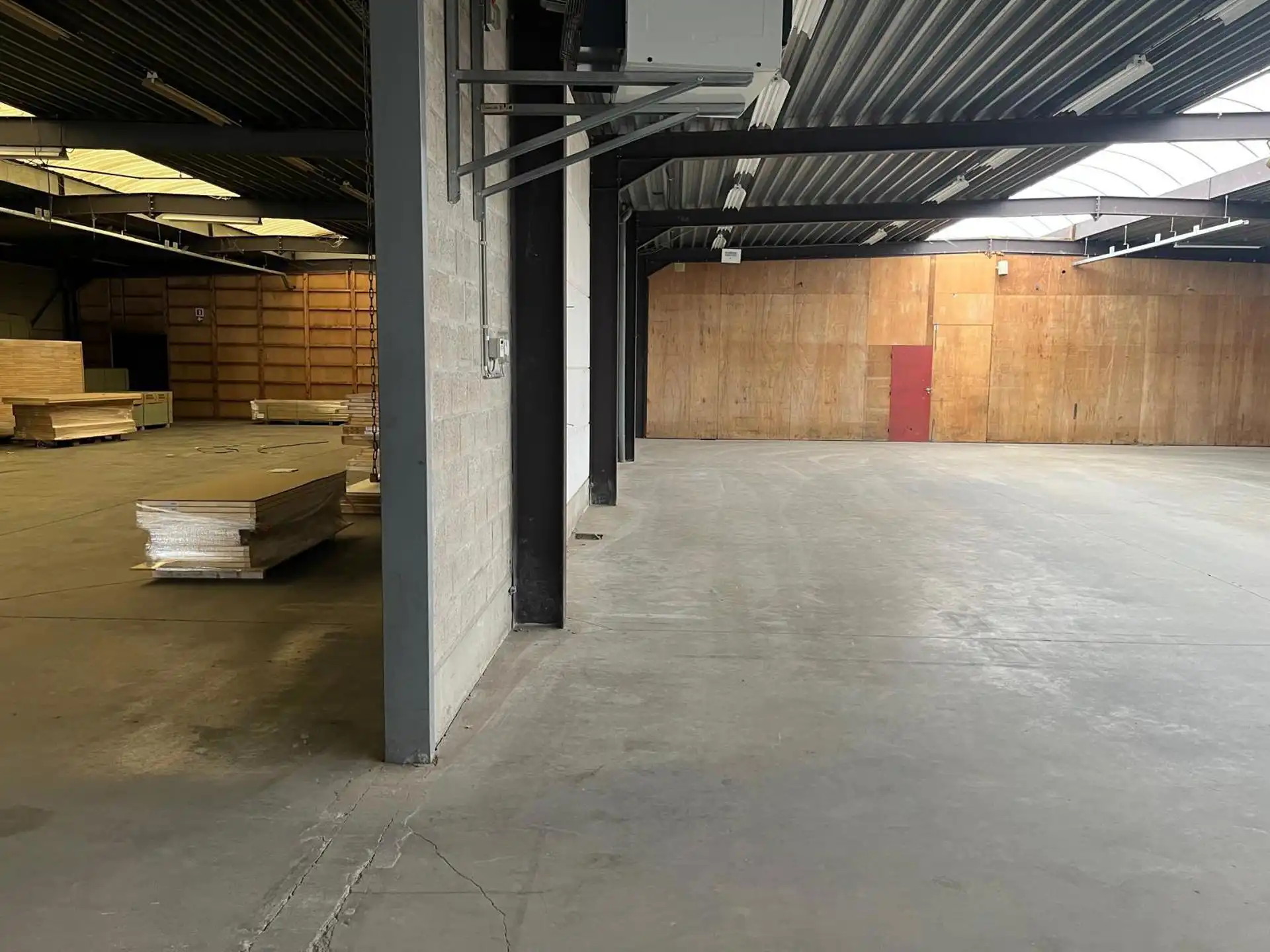 Magazijn 1020m² met kantoor te huur  foto 5