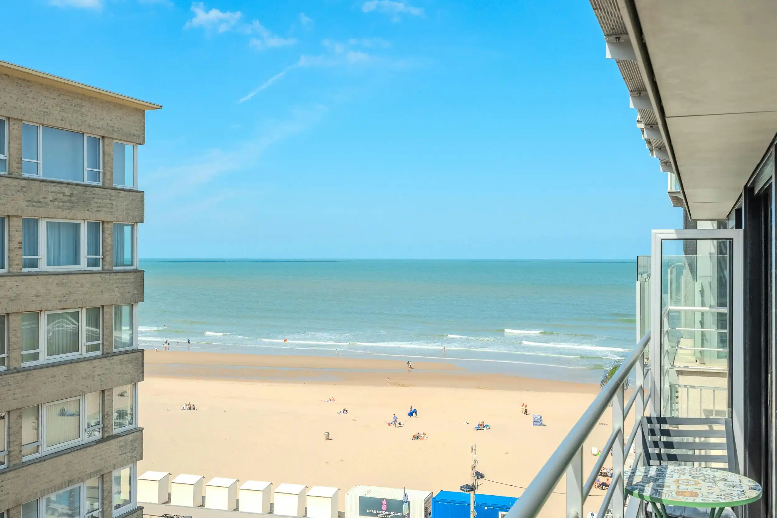 Ruim 2 slaapkamer appartement met zonneterras en zeezicht! foto 3