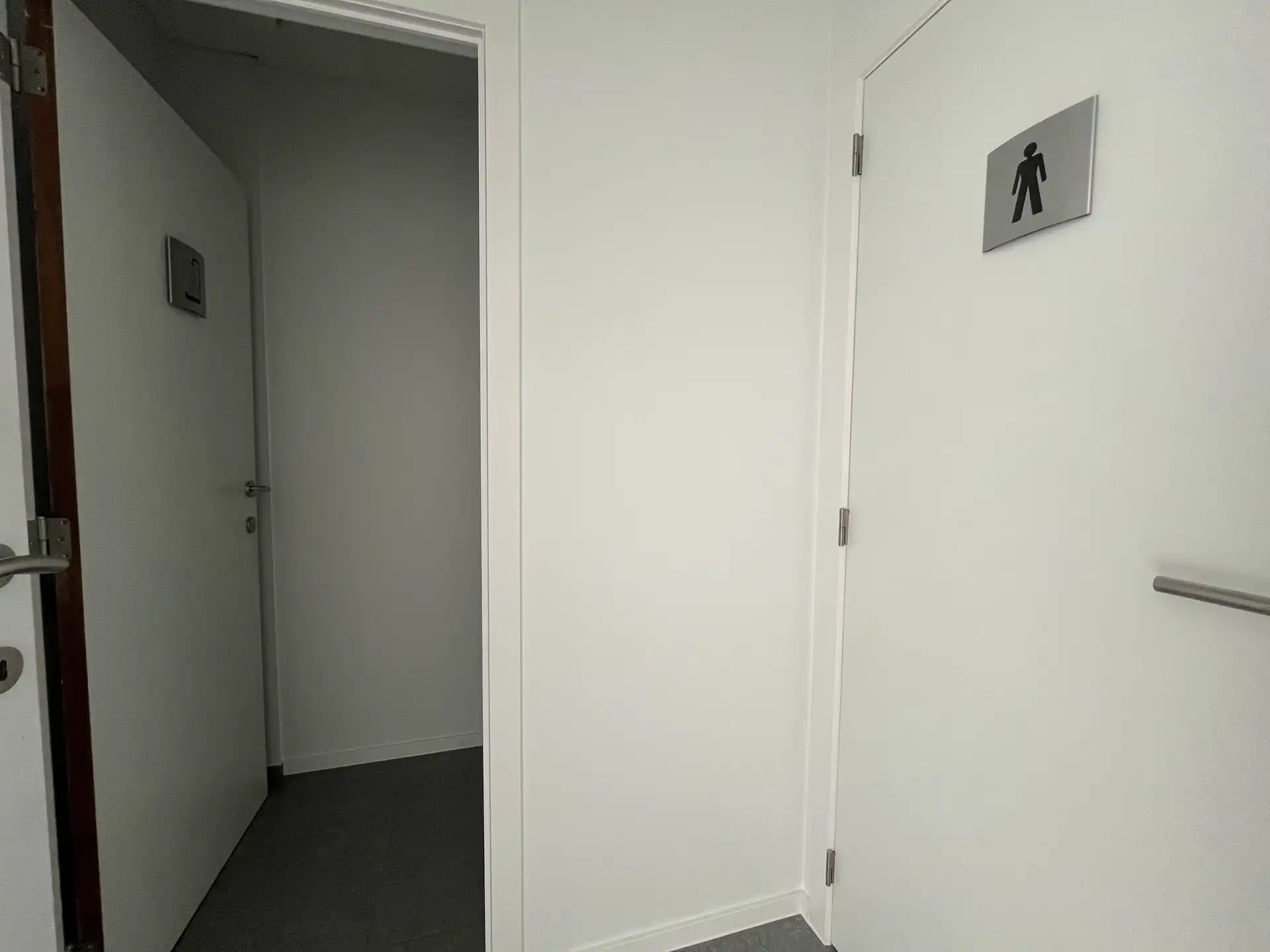 RUIME HANDELS/KANTOORRUIMTE TE HUUR IN TERNAT foto 14