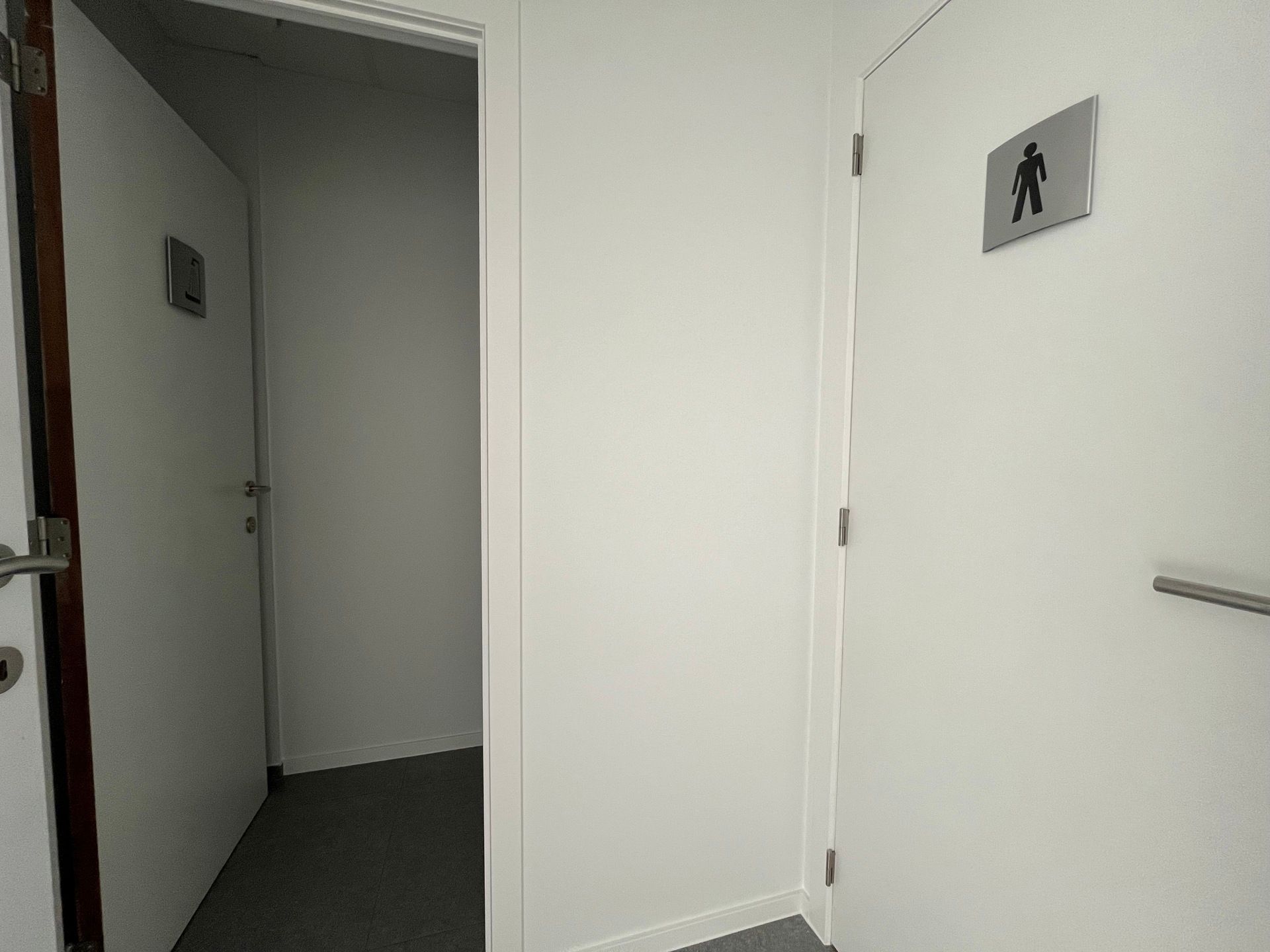 RUIME HANDELS/KANTOORRUIMTE TE HUUR IN TERNAT foto 14