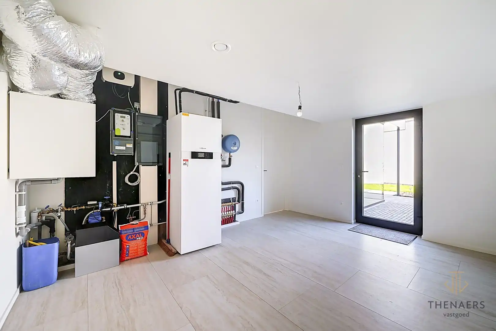 Strakke en luxueus gerenoveerde open bebouwing met hoogwaardige afwerking en EPC A in Wilderen. foto 12