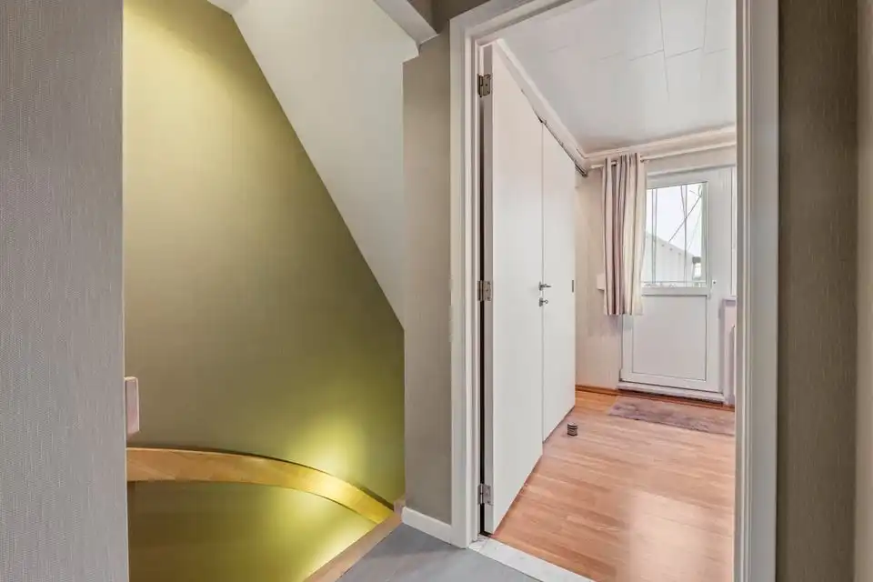 INSTAPKLARE HALFOPEN BEBOUWING MET ZONNEPANELEN EN TERRAS IN TONGEREN foto 12