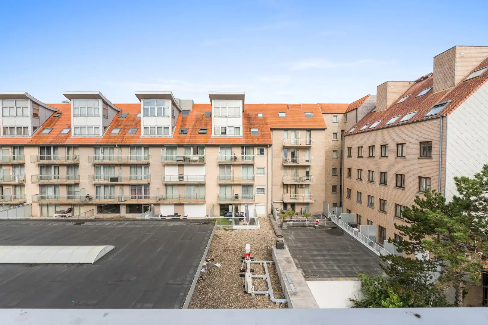 Modern gemeubeld 2 slaapkamerappartement met garage TE KOOP foto 16