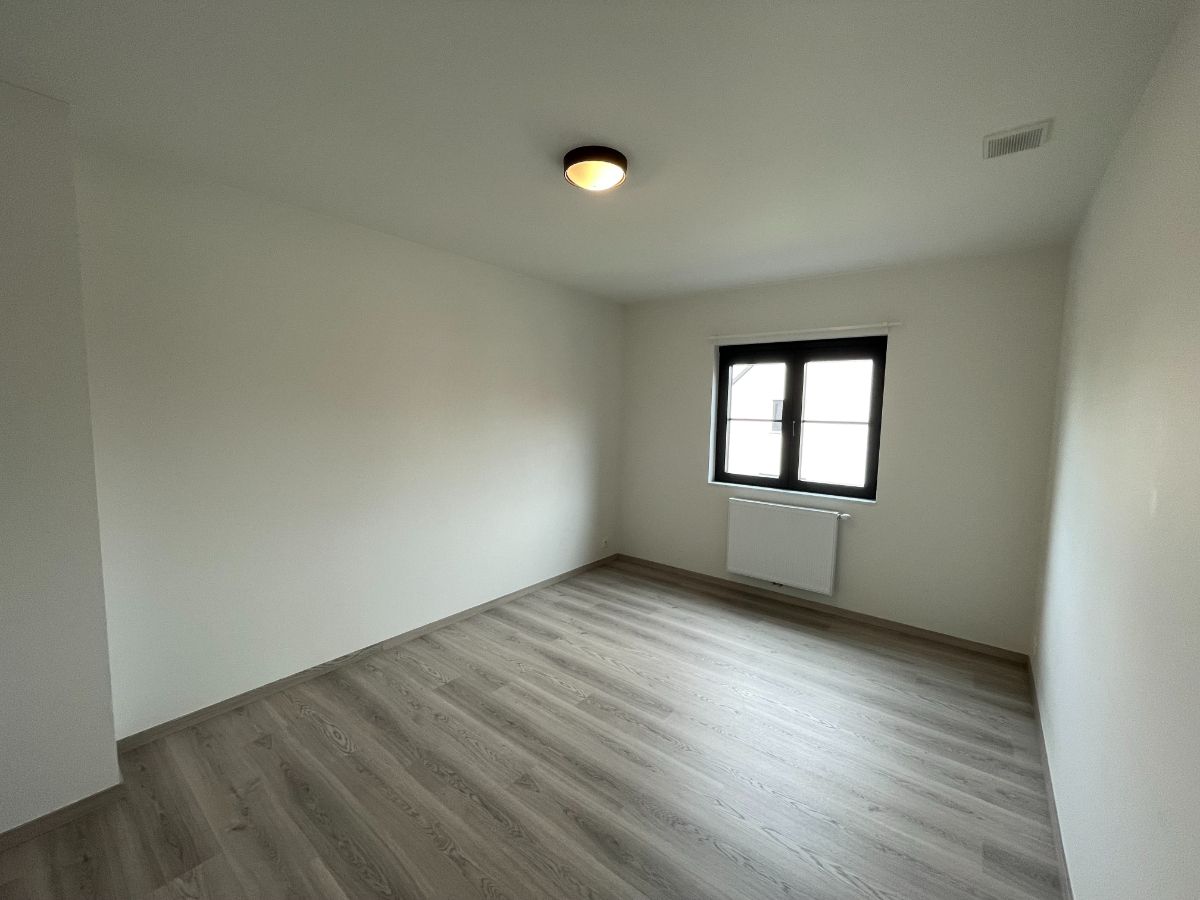 Drie slaapkamer EENGEZINSWONING met garage & tuin foto 28