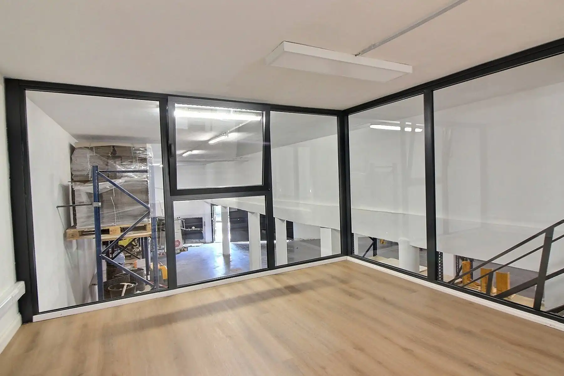 Opslagruimte met kantoor foto 8