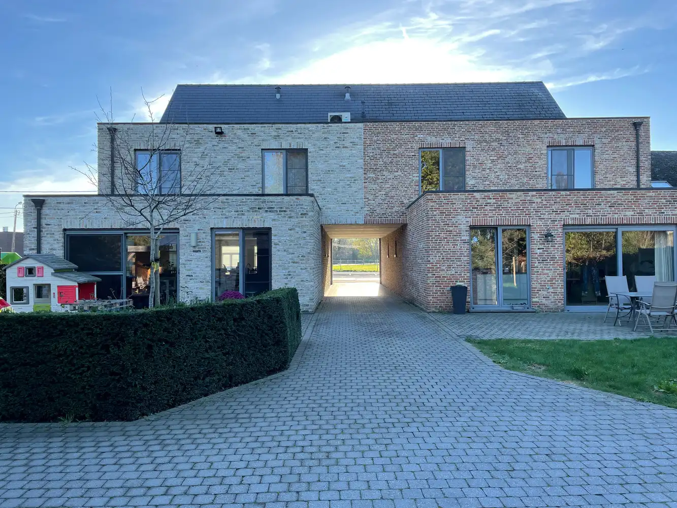 Gezinswoning, 3 slaapkamers, garage, tuin. foto {{pictureIndex}}