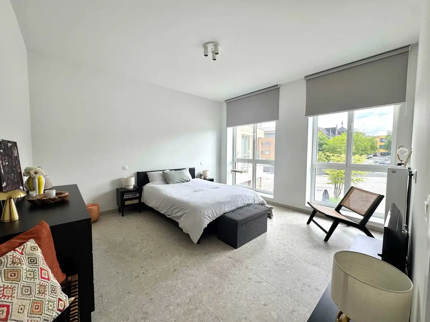 Lichtrijk geschilderd nieuwbouw appartement met 2 slaapkamers, zonneterras, parking en berging foto 7