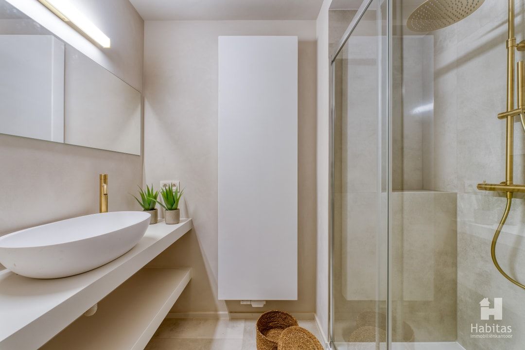 Subliem gerenoveerd, volledig nieuw gemeubeld en verrassend ruim appartement foto 7