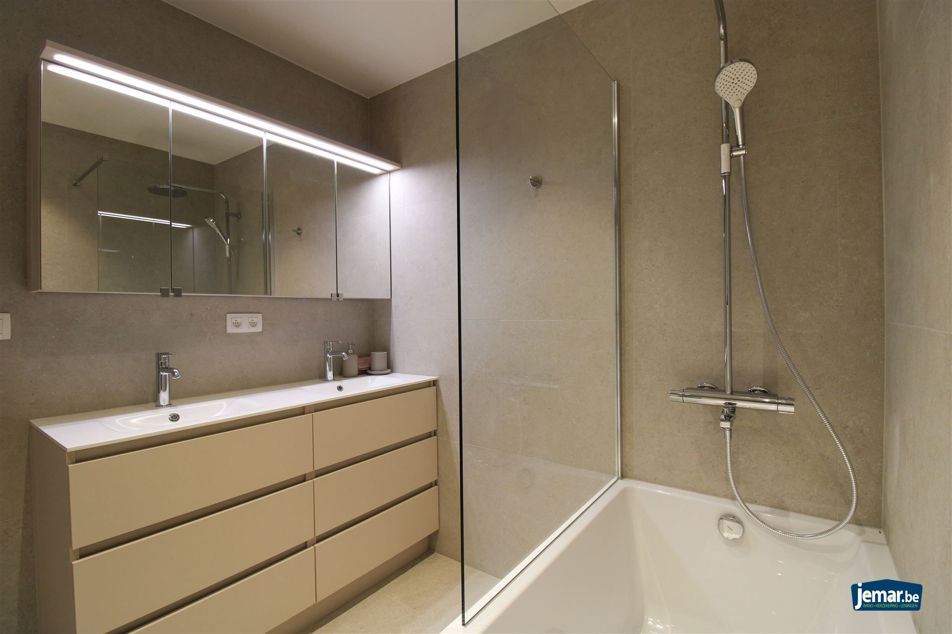 Instapklare gezinswoning met 5 slaapkamers gelegen op ruim perceel met verwarmd zwembad op ideale locatie te Maasmechelen! foto 15