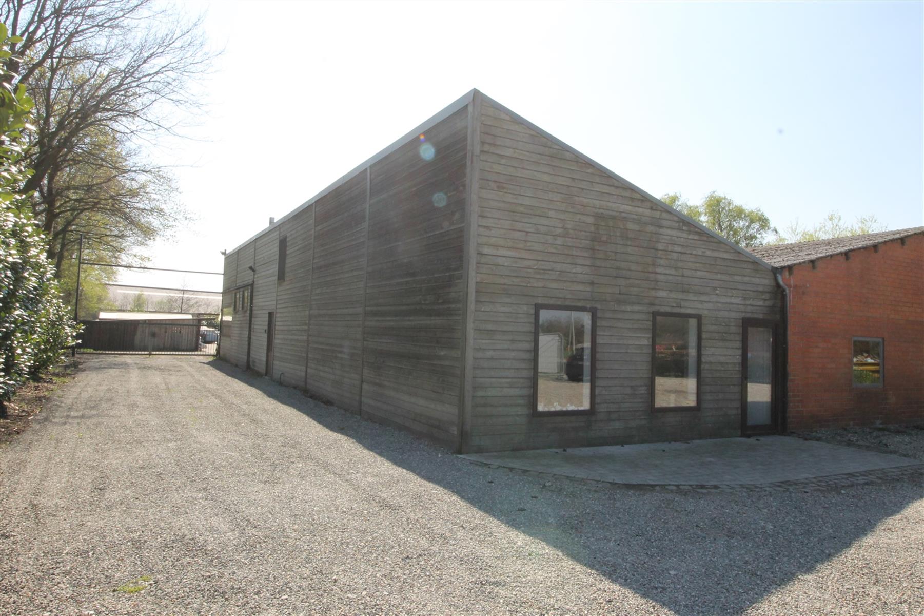 Een werkhuis-opslag-toonzaalruimte links vooraan van 175 m². foto 3