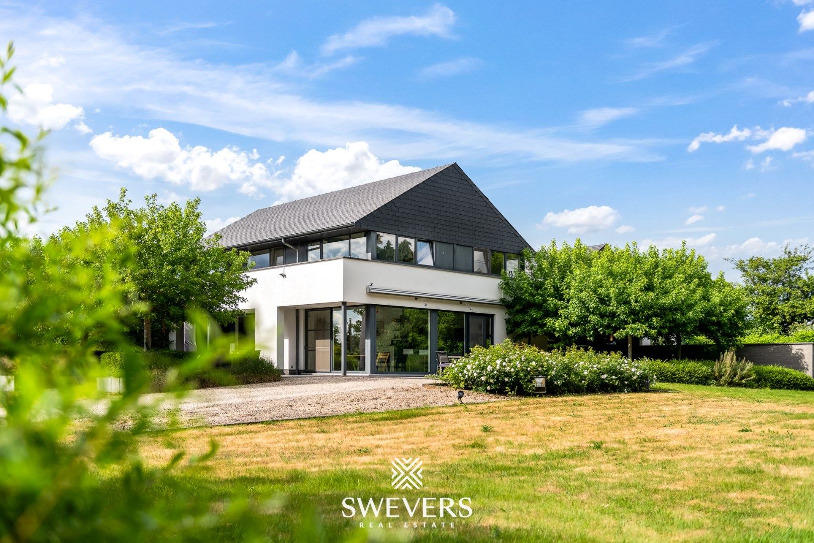 Architecturale villa met praktijkruimtes op 25a 88ca foto 2