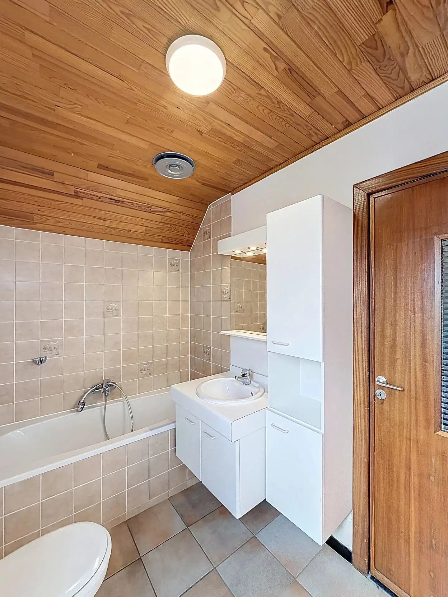 Zeer ruime en verzorgde woning met 5 slaapkamers en 2 badkamers op een groot perceel foto 23