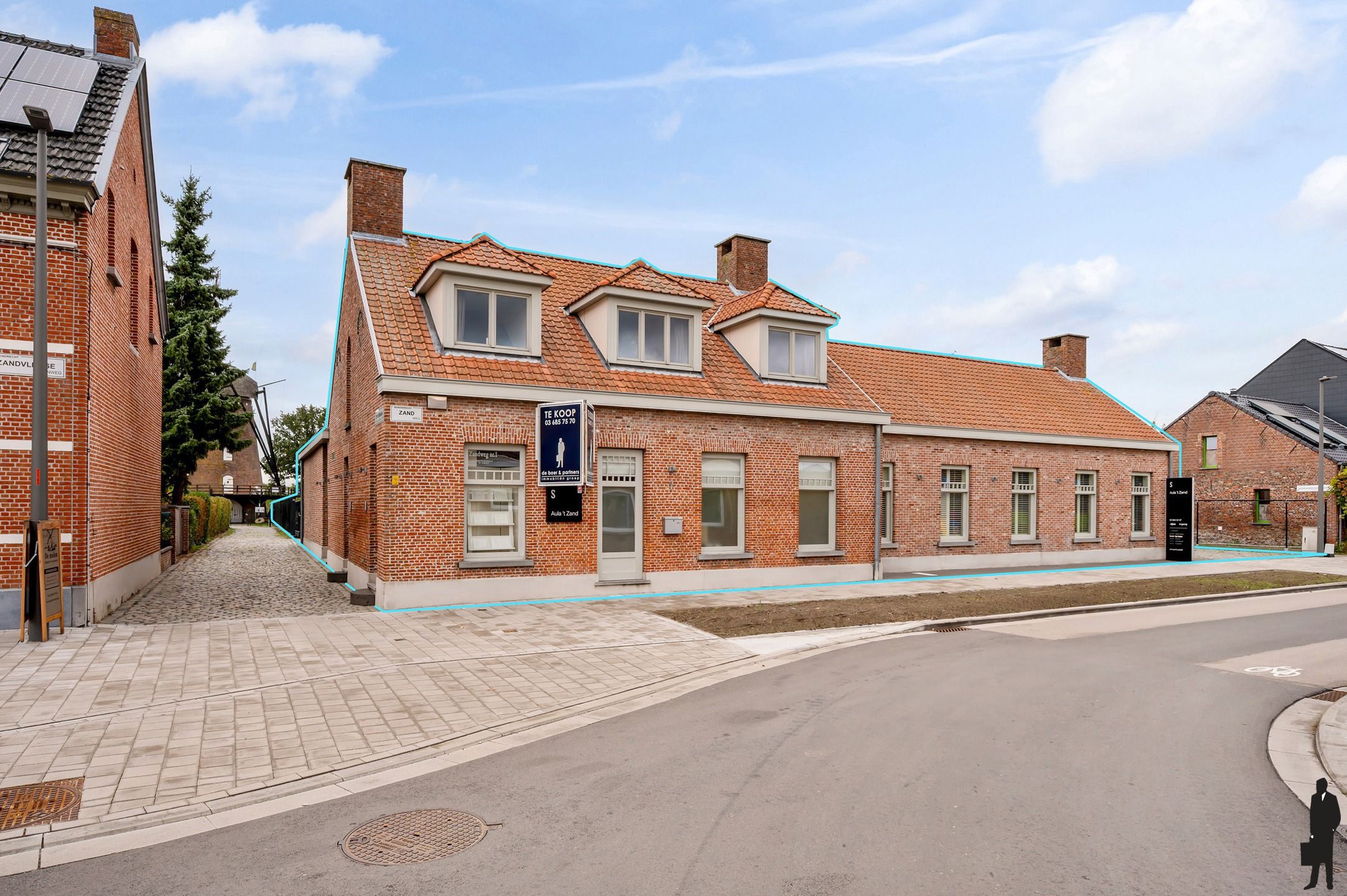 Polyvalent gebouw met 60 parkeerplaatsen en appartement! foto {{pictureIndex}}