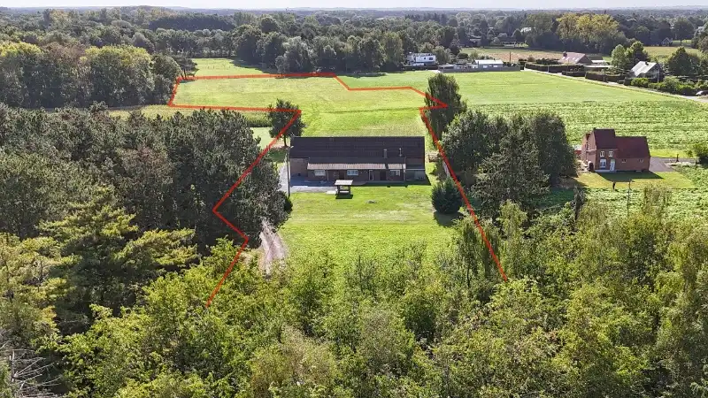 Hoofdfoto van de publicatie: Hoeve van 300m² op 1 hectare 77 met achterliggende weiden