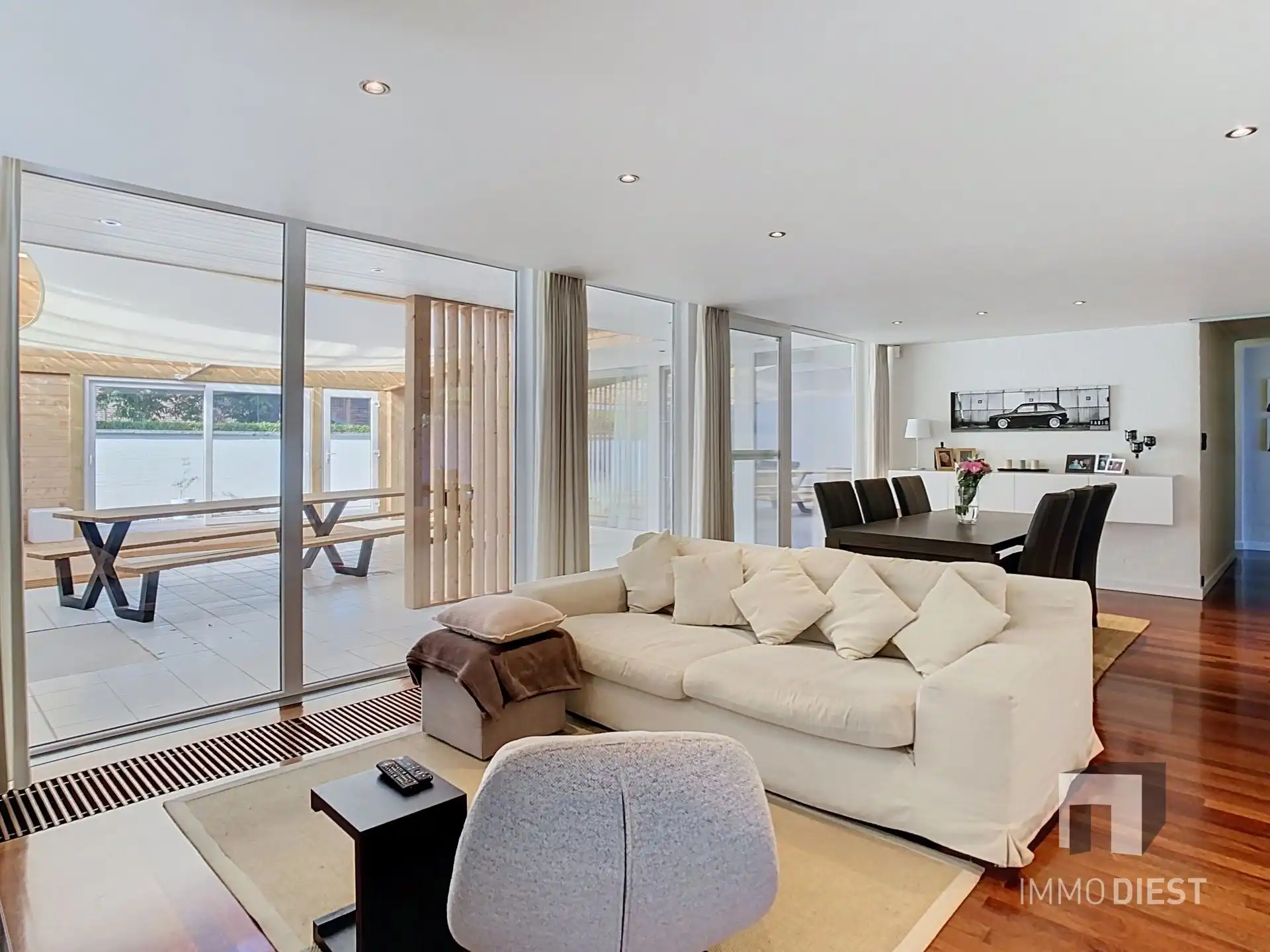Comfortabel gelijkvloers met tuinhuis foto {{pictureIndex}}