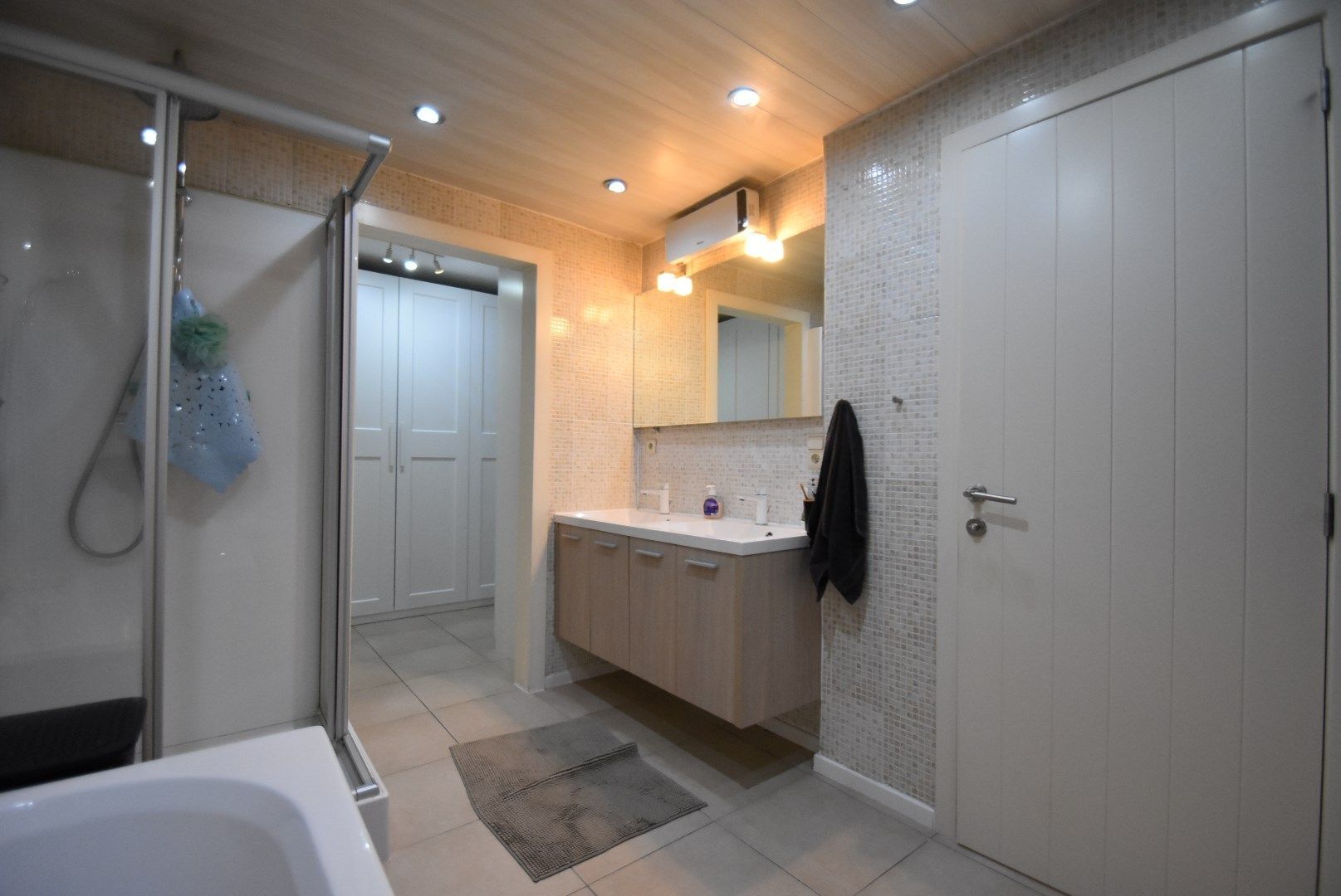 Knap gerenoveerde woning met 3 slaapkamers en tuin  foto 16