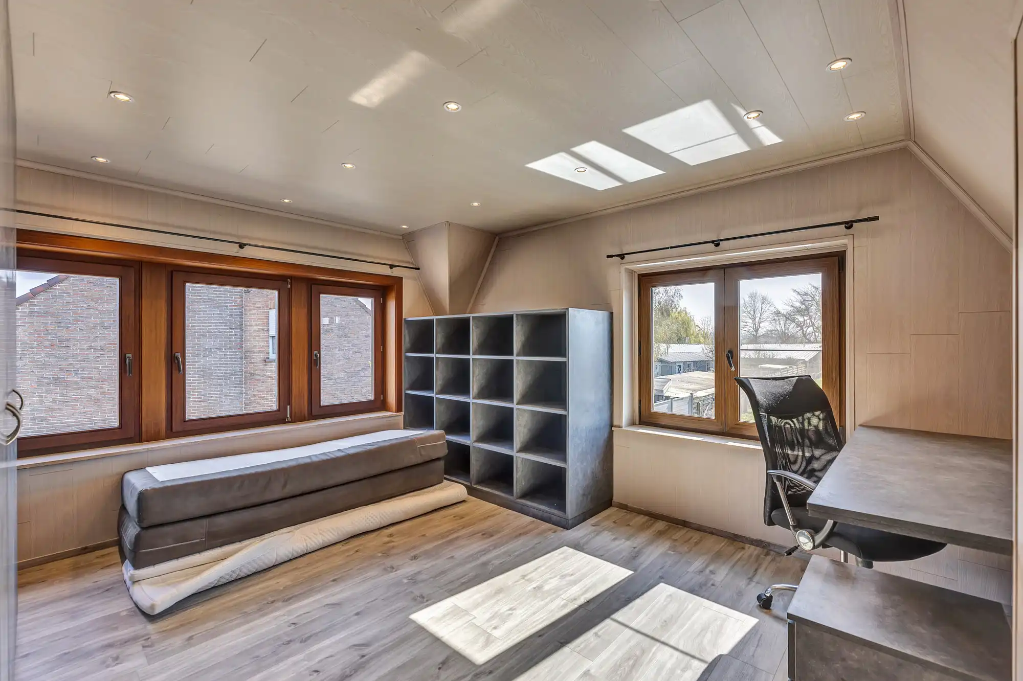 Robuuste woning op ruim perceel foto 5