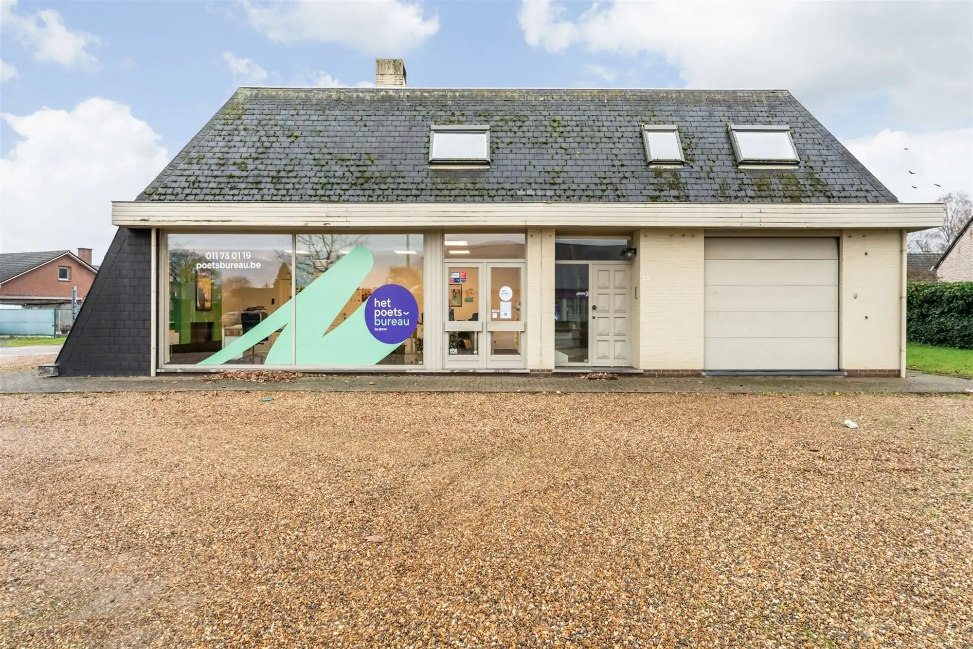 HANDELSPAND MET GOEDE VISIBILITEIT EN RUIME PARKING MET BOVENLIGGEND APPARTEMENT IN HEUSDEN-ZOLDER foto {{pictureIndex}}