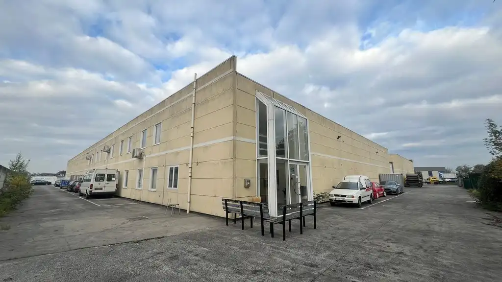 Verwarmd magazijn met kantoren te huur in Industriepark-Drongen foto {{pictureIndex}}