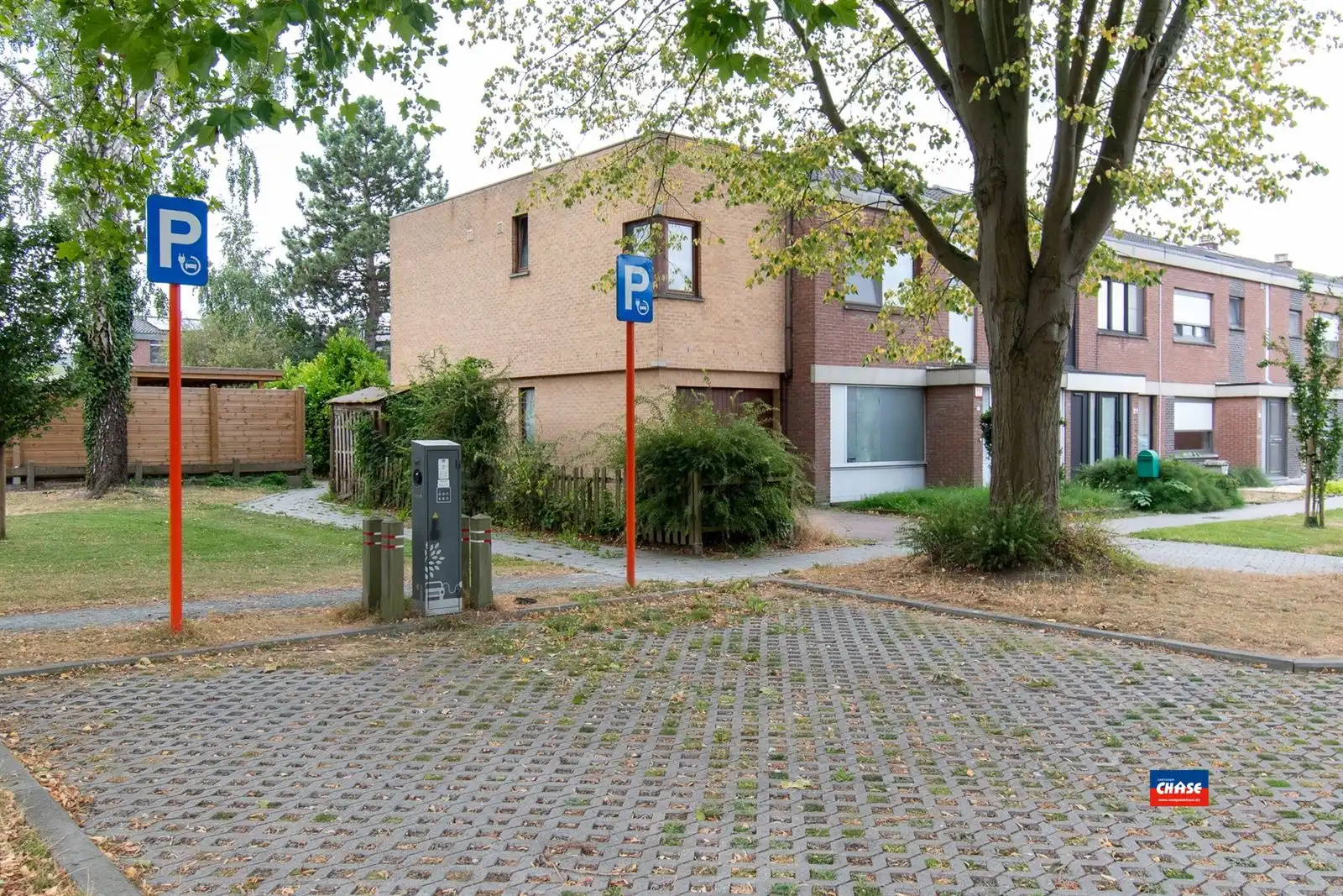 HOB met vier slaapkamers, tuin en garage foto 19