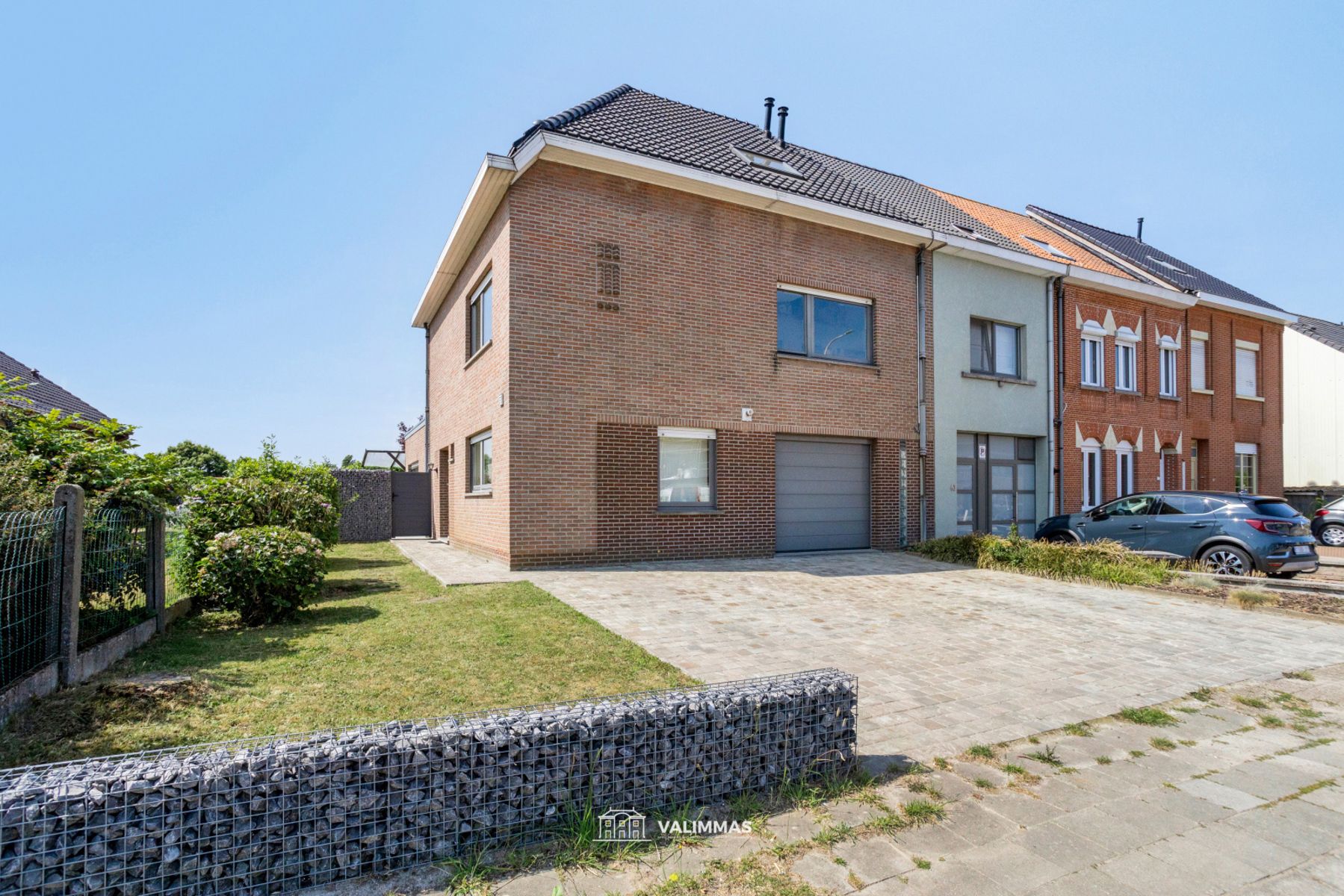 Instapklare & comfortabele driegevelwoning mt garage en tuin foto {{pictureIndex}}