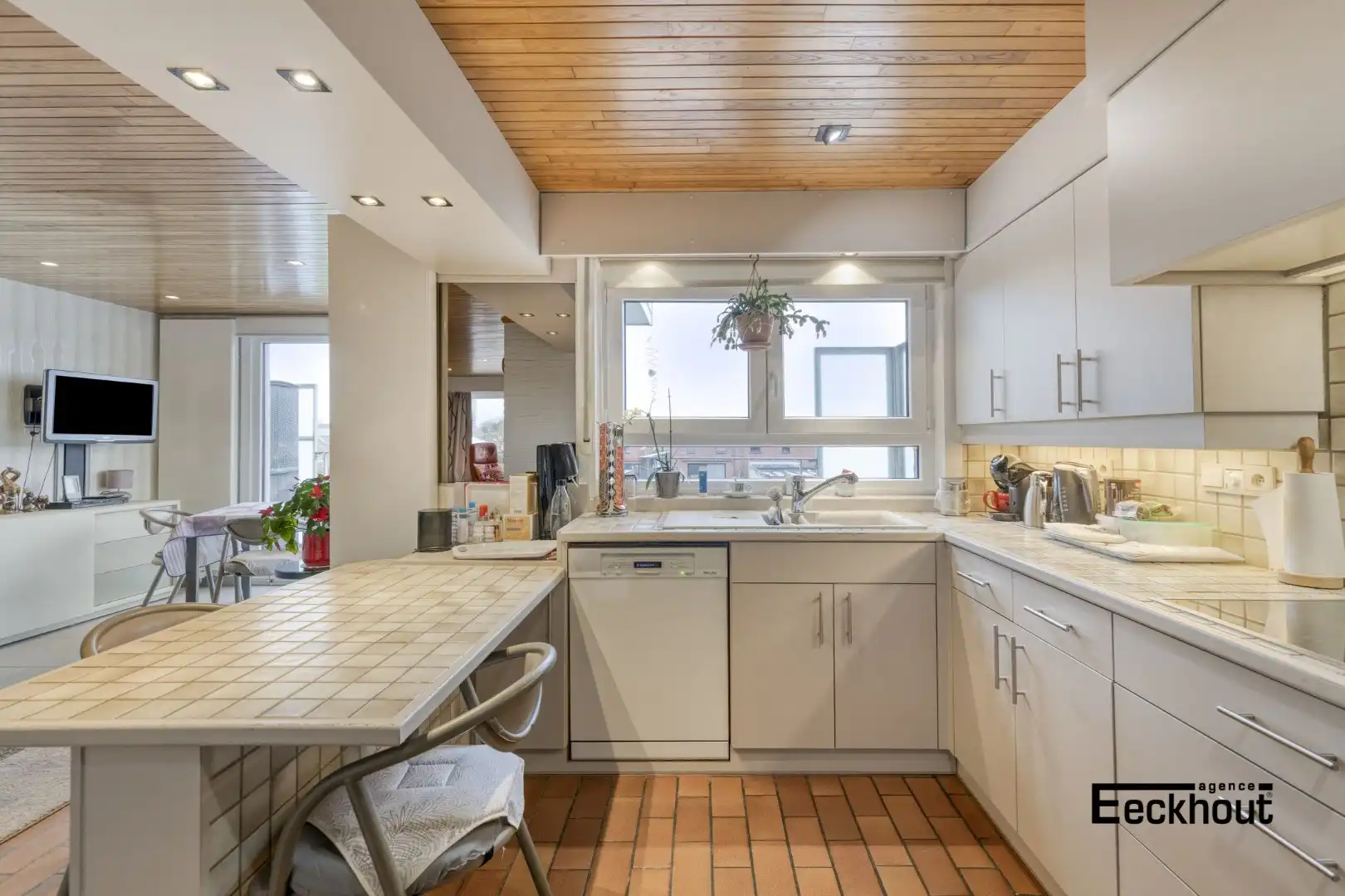 Instapklare ruime bel-etage woning (217 m² bewoonbare oppervlakte) met dubbele garage en grote tuin op topligging in Oostende foto 7